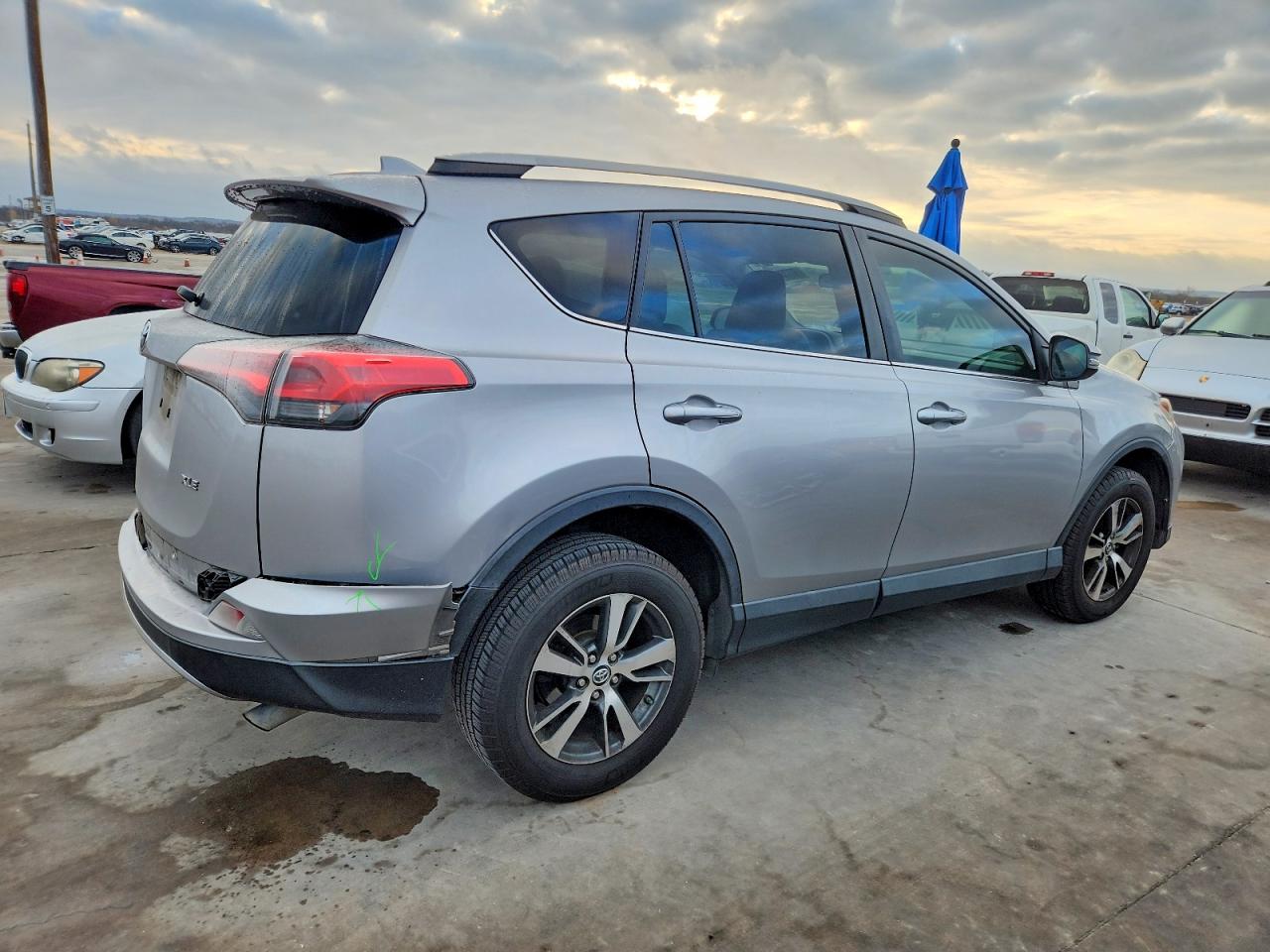 2017 TOYOTA RAV4 XLE photo 3