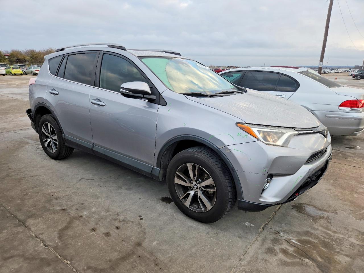2017 TOYOTA RAV4 XLE photo 4