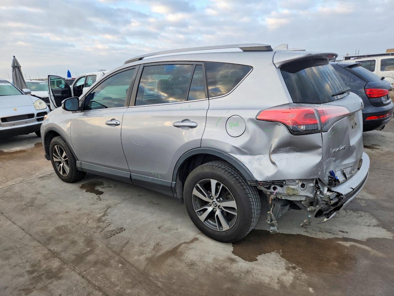 2017 TOYOTA RAV4 XLE photo 2