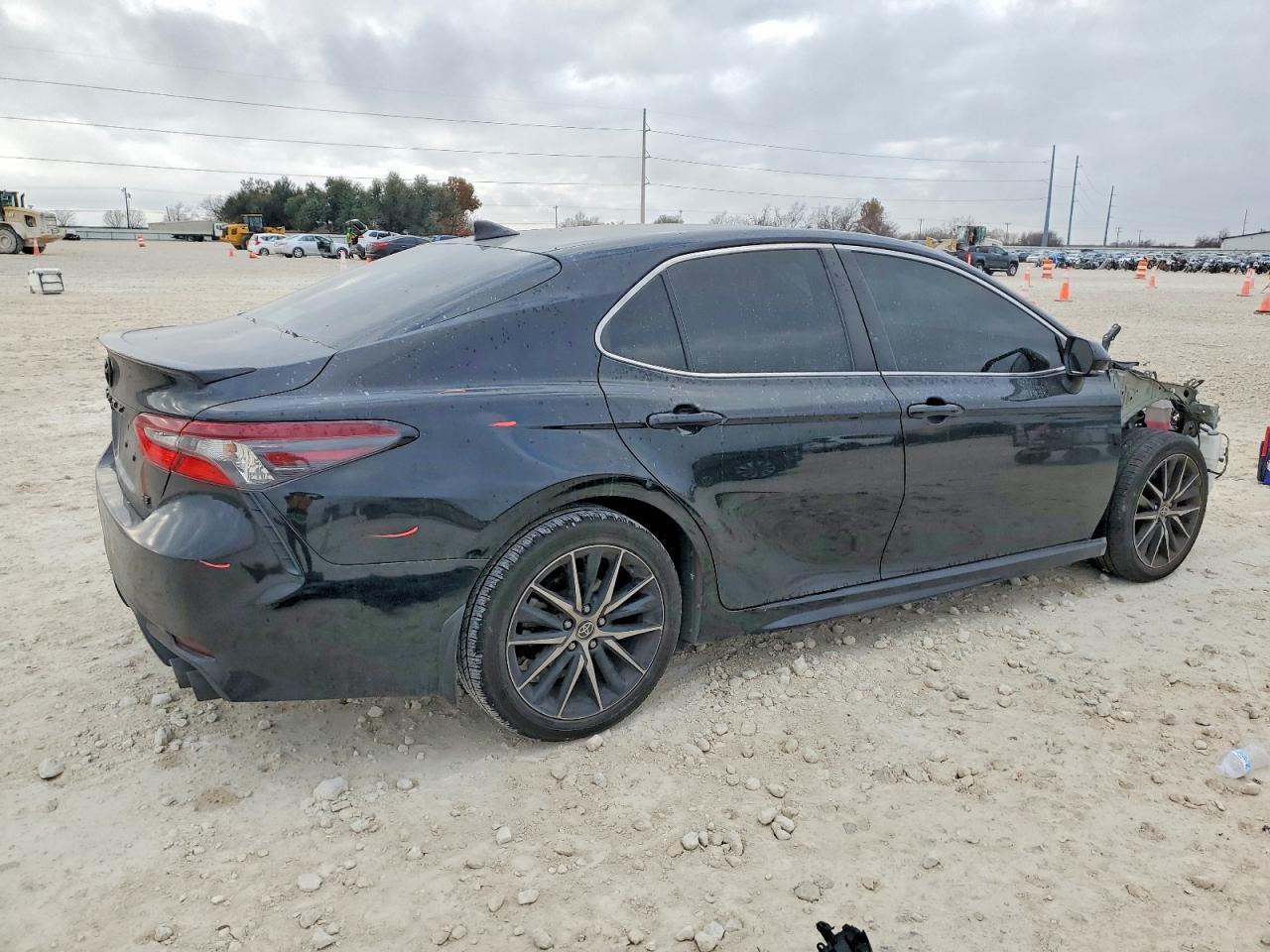 2022 TOYOTA CAMRY SE photo 3