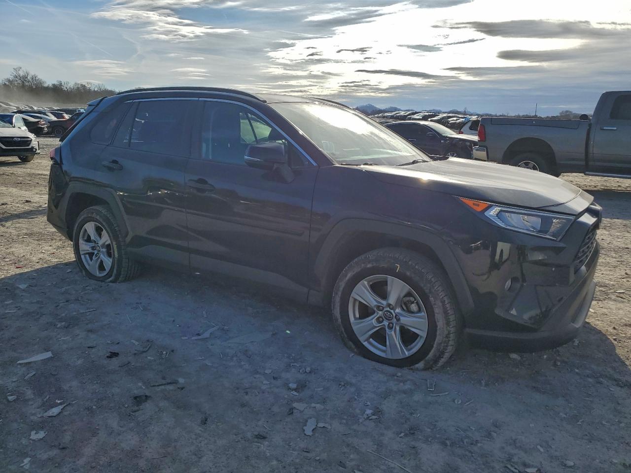 2019 TOYOTA RAV4 XLE photo 4