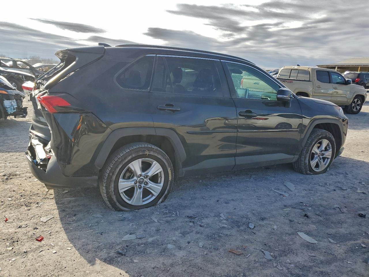 2019 TOYOTA RAV4 XLE photo 3