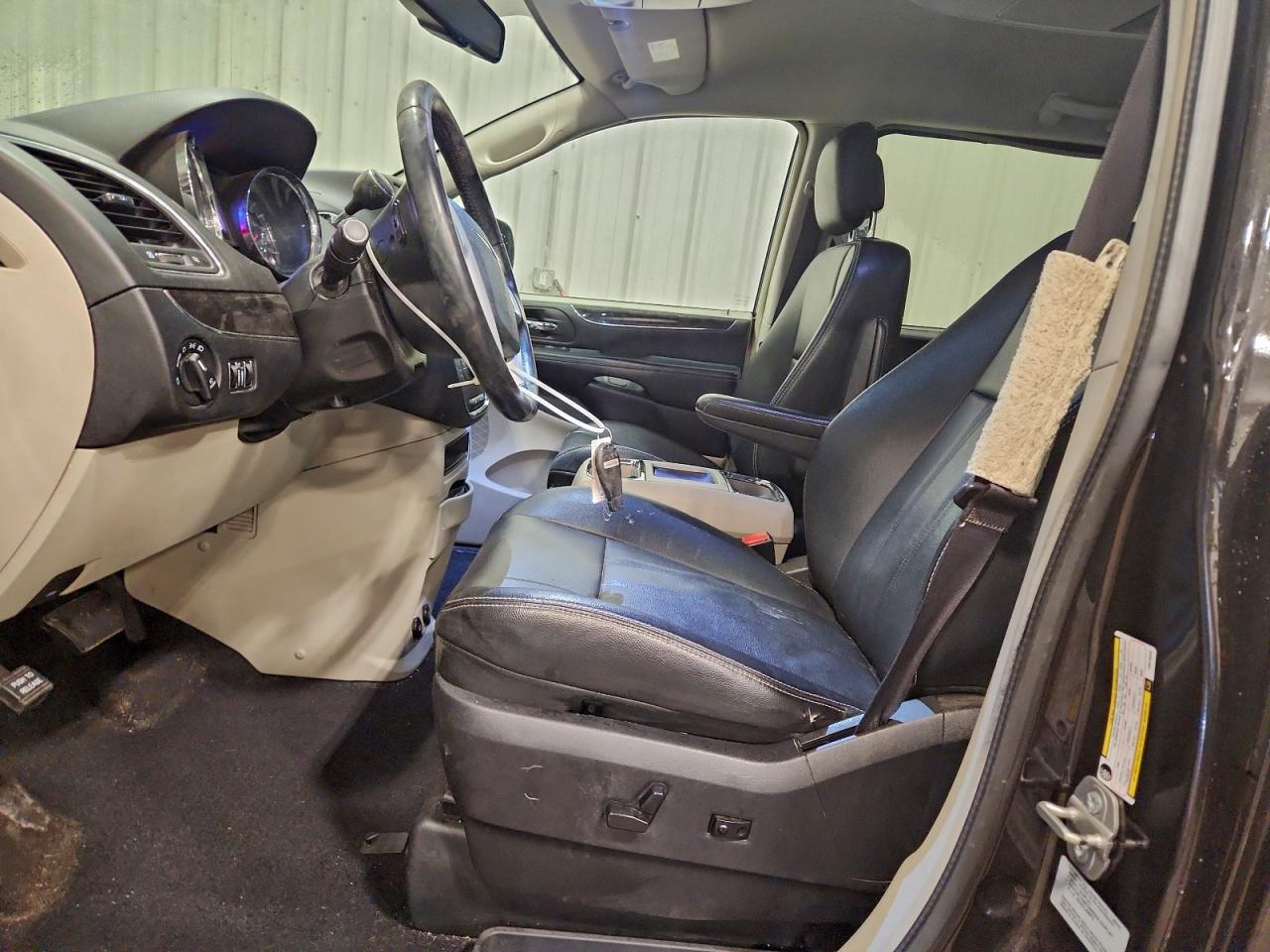 2015 CHRYSLER TOWN & COUNTRY TOURING photo 7