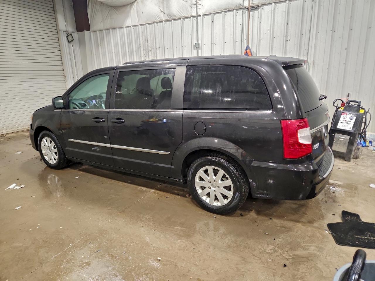 2015 CHRYSLER TOWN & COUNTRY TOURING photo 2