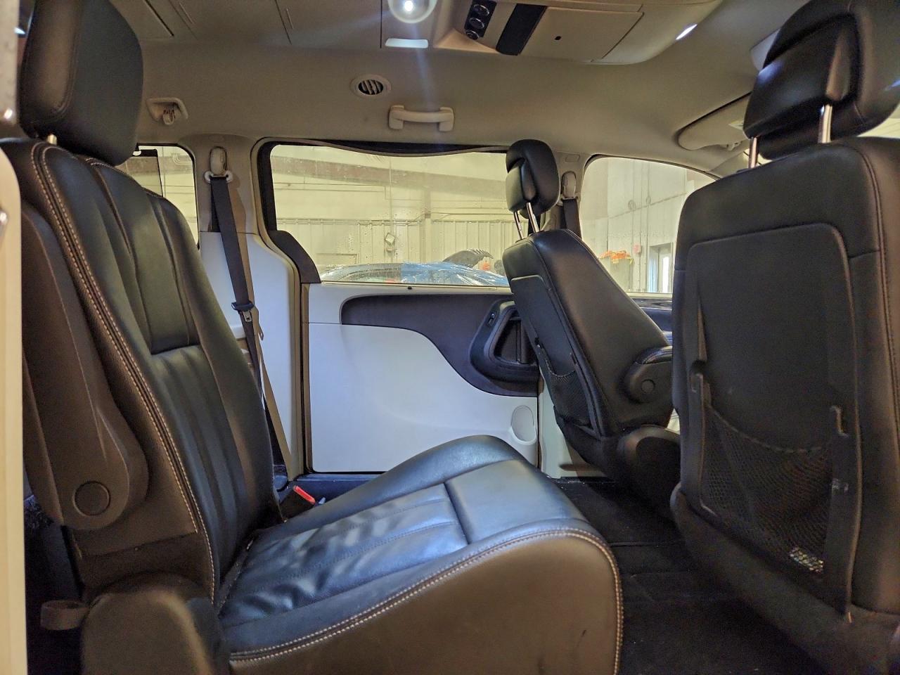 2015 CHRYSLER TOWN & COUNTRY TOURING photo 11