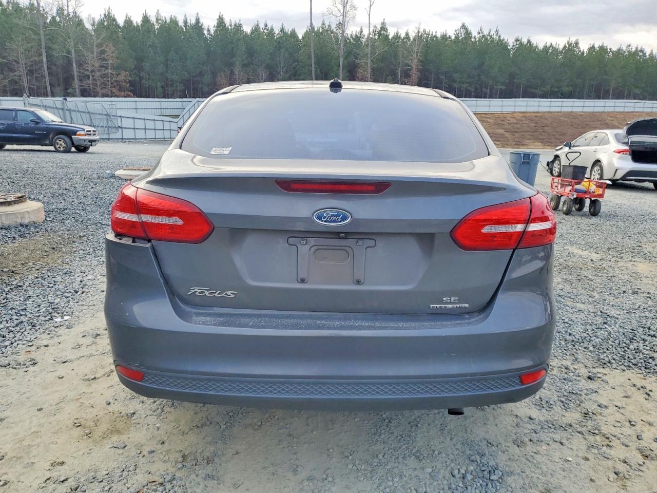 2015 FORD FOCUS SE photo 6