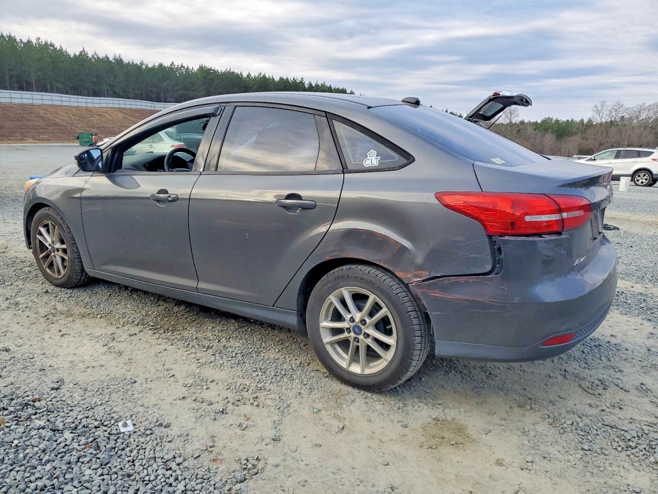 2015 FORD FOCUS SE photo 2