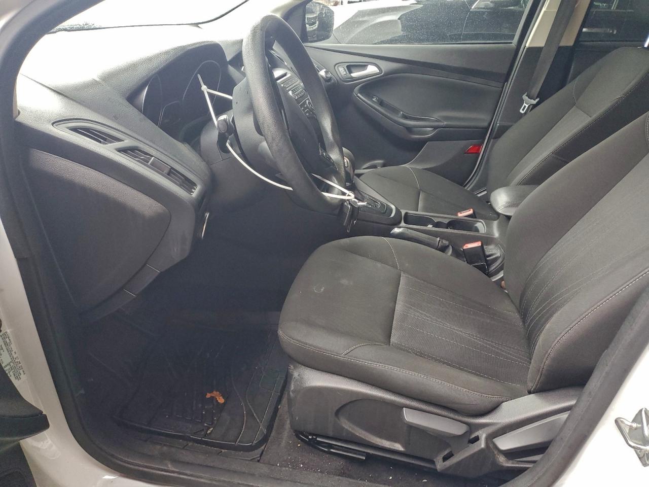2017 FORD FOCUS SE photo 7