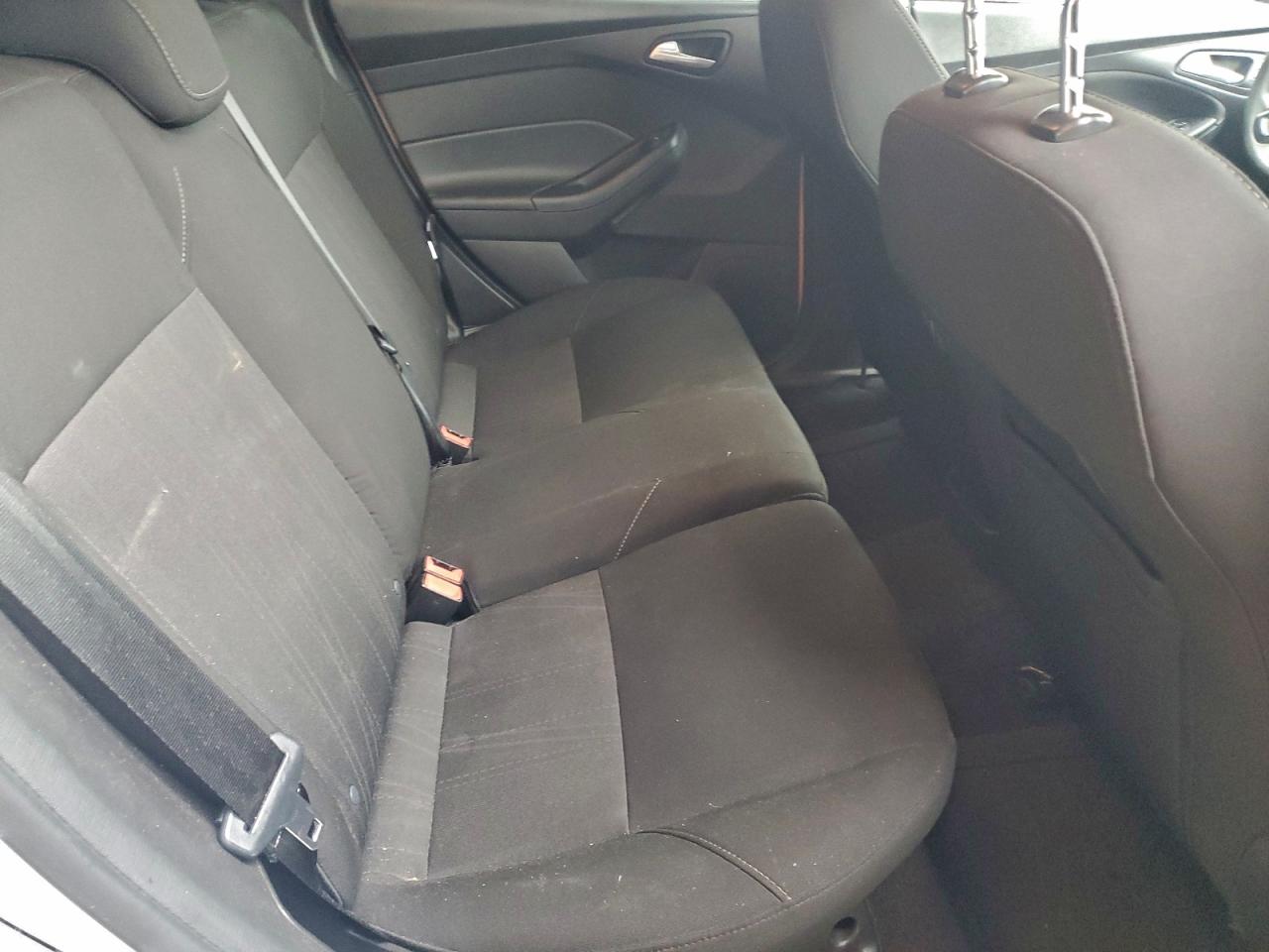 2017 FORD FOCUS SE photo 10