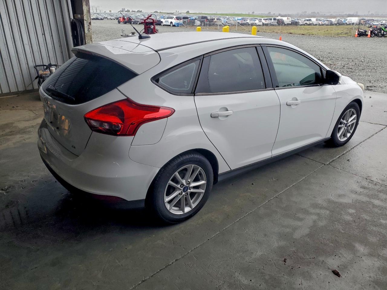2017 FORD FOCUS SE photo 3