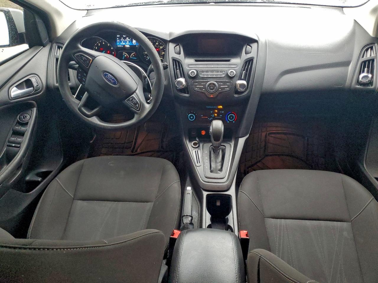 2017 FORD FOCUS SE photo 8