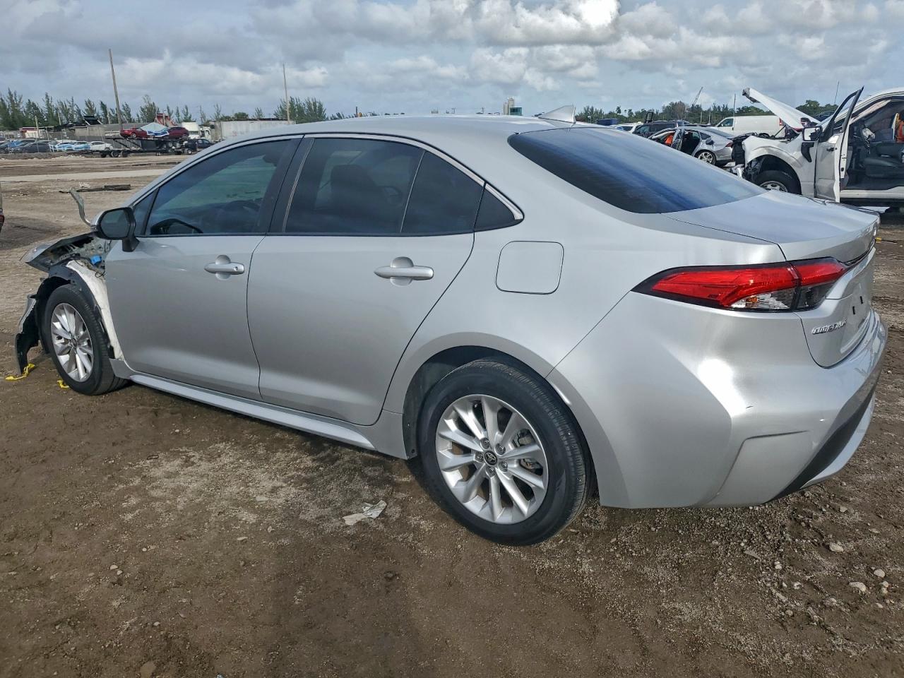 2022 TOYOTA COROLLA XLE photo 2