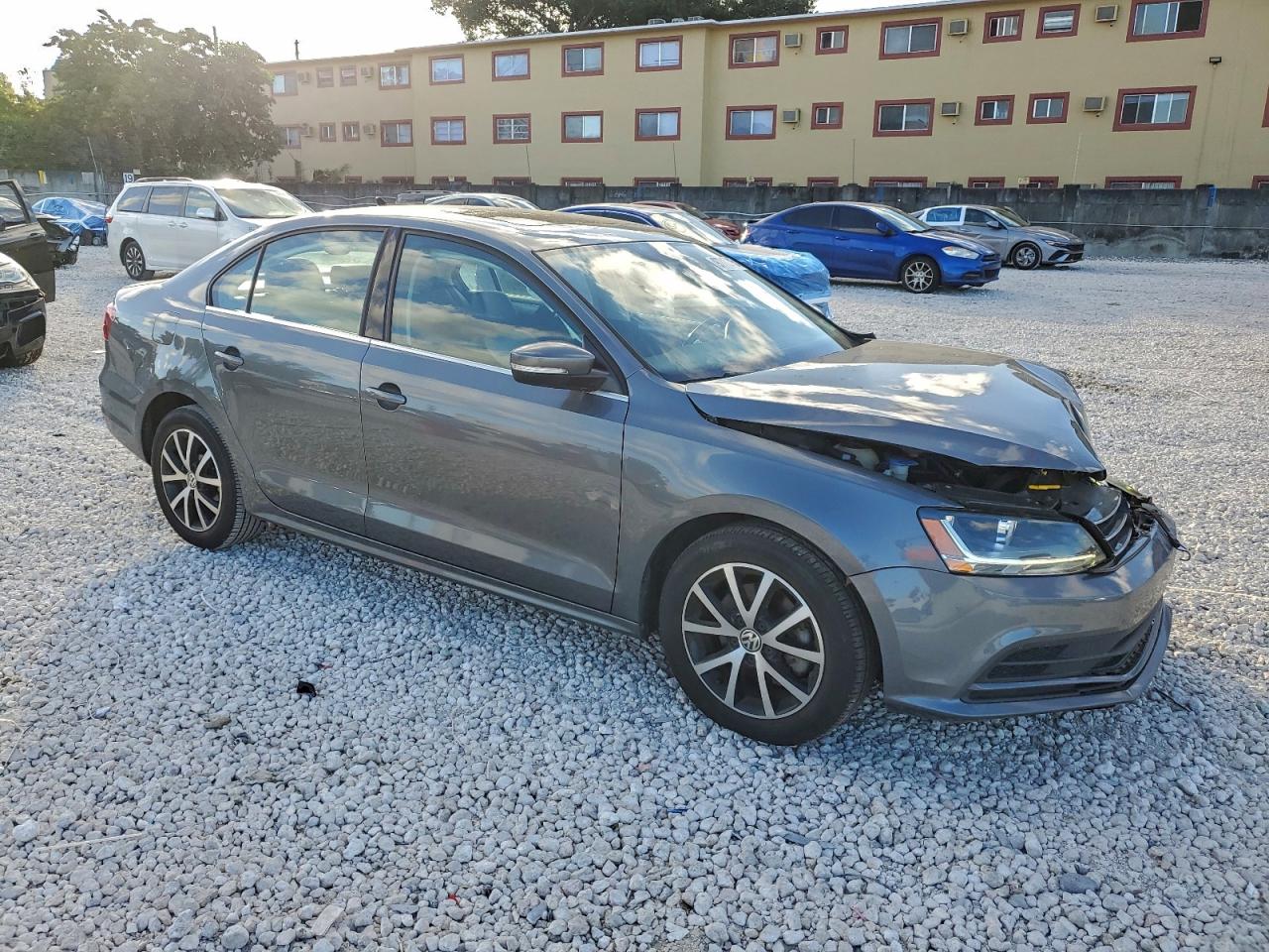 2017 VOLKSWAGEN JETTA SE photo 4