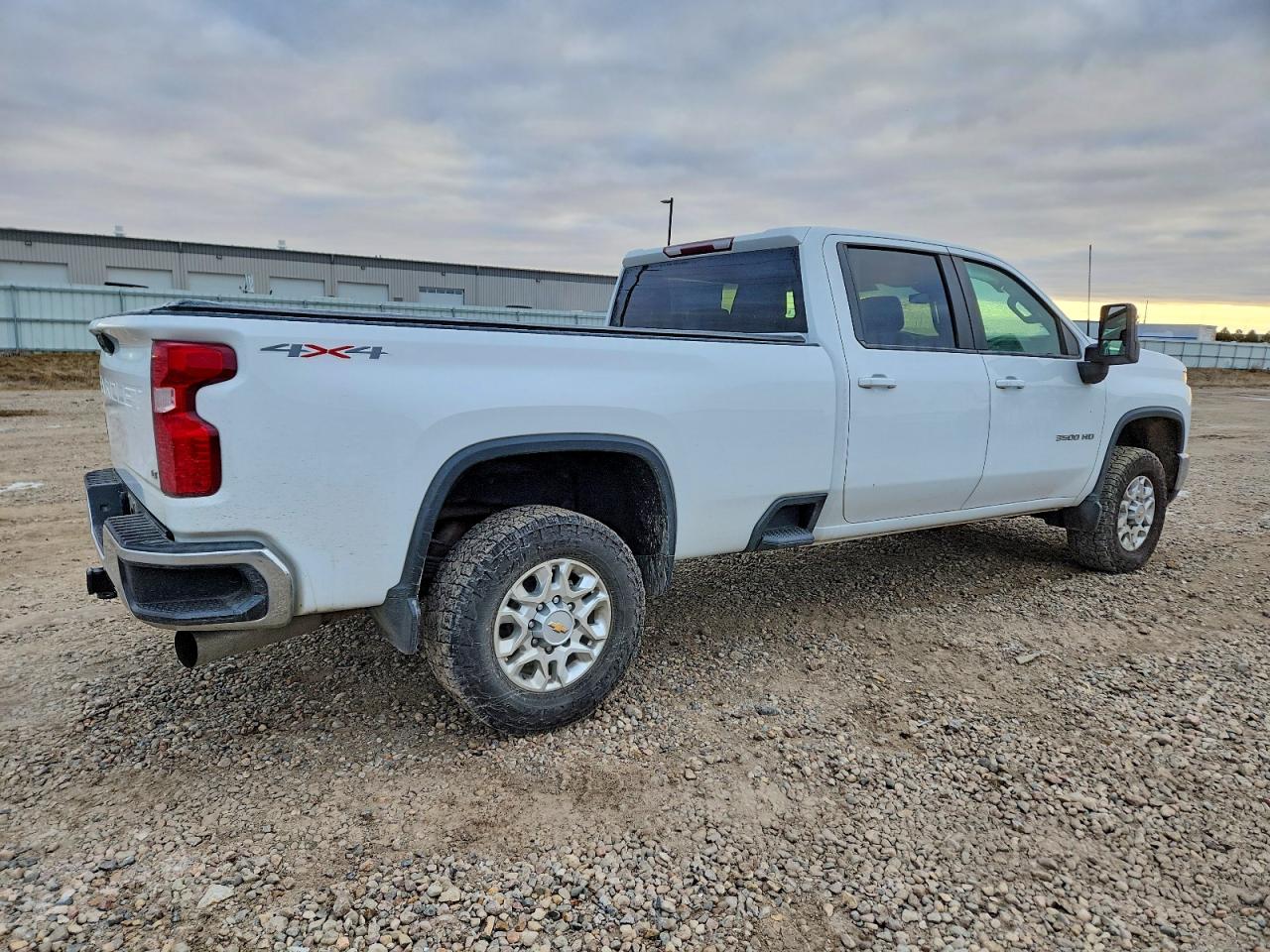2024 CHEVROLET SILVERADO K3500 LT photo 3