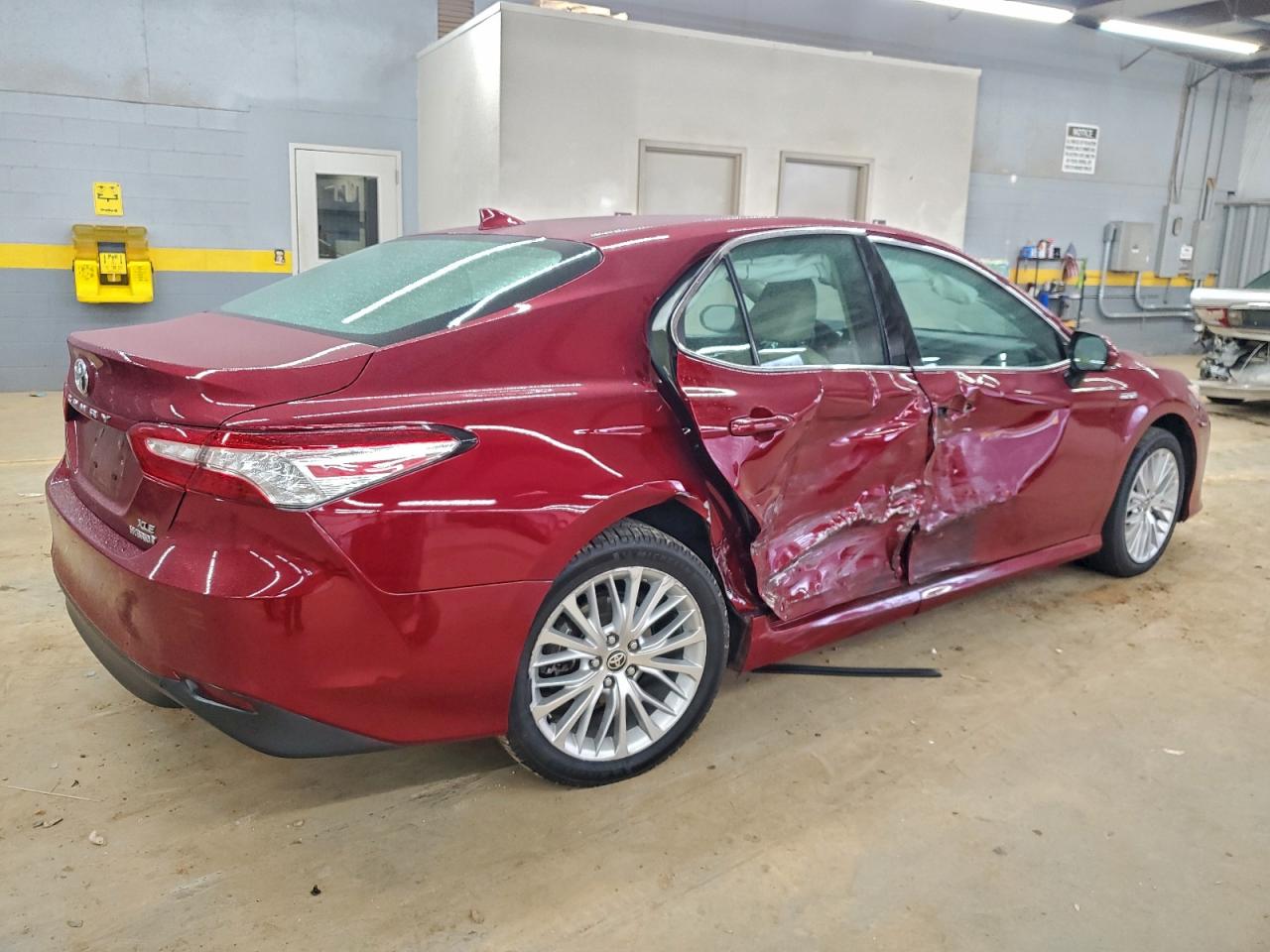 2020 TOYOTA CAMRY XLE photo 3