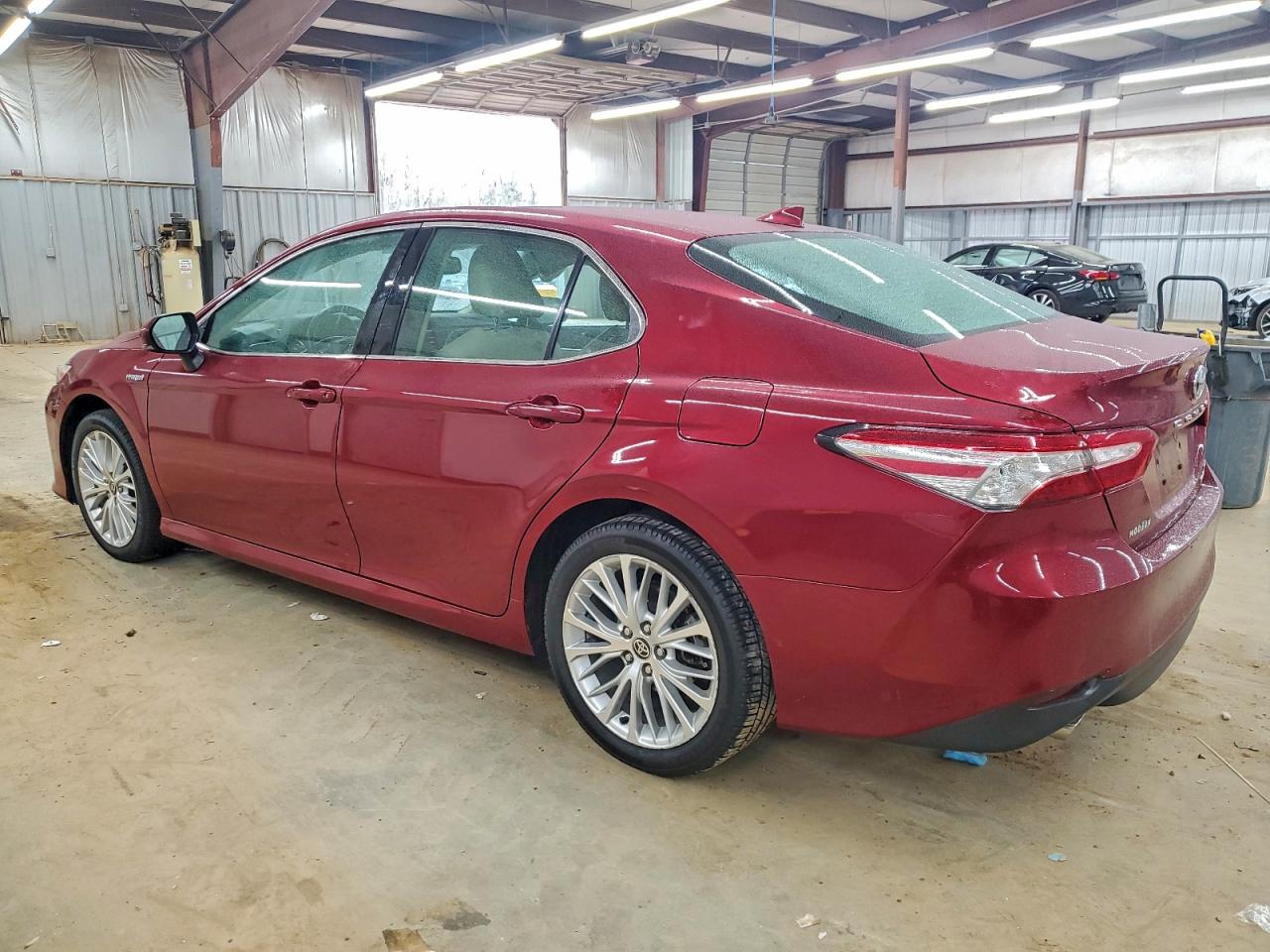 2020 TOYOTA CAMRY XLE photo 2