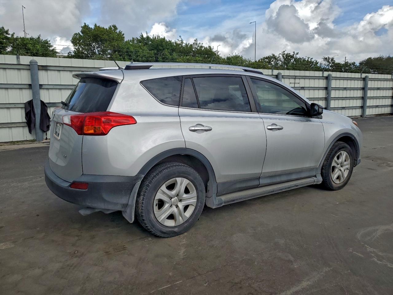 2015 TOYOTA RAV4 LE photo 3