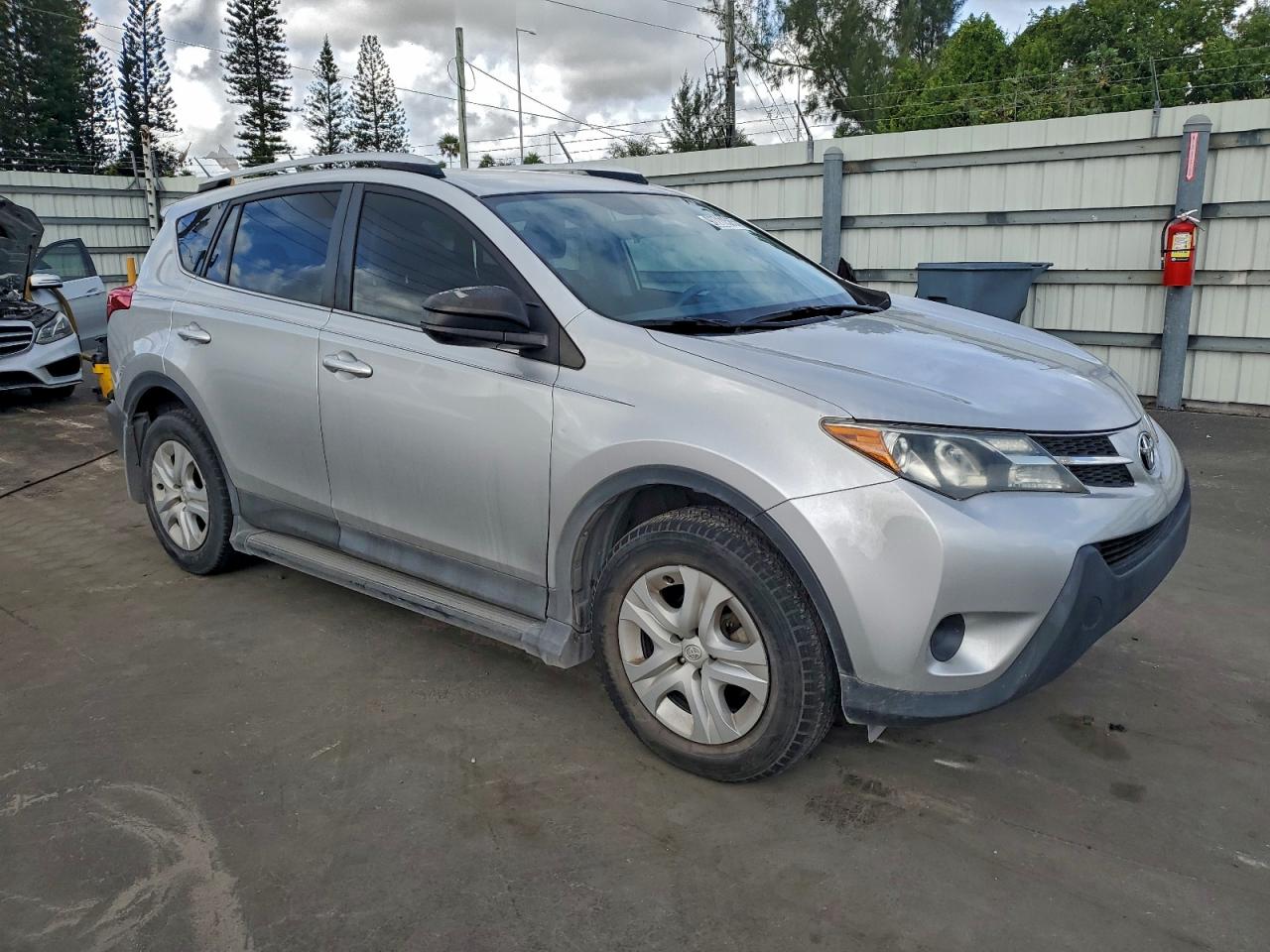 2015 TOYOTA RAV4 LE photo 4