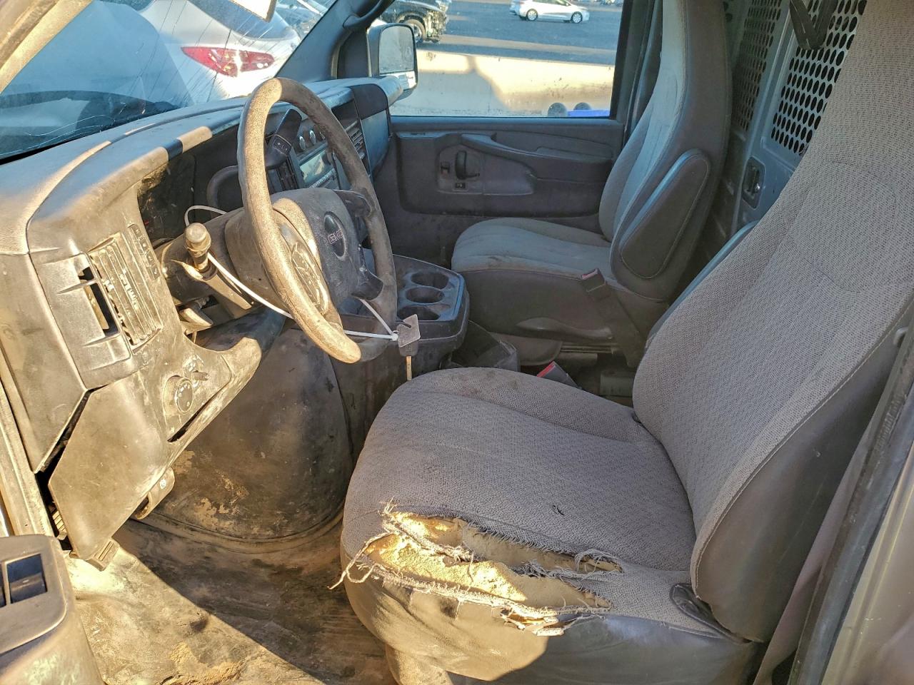 2015 GMC SAVANA G2500 photo 13