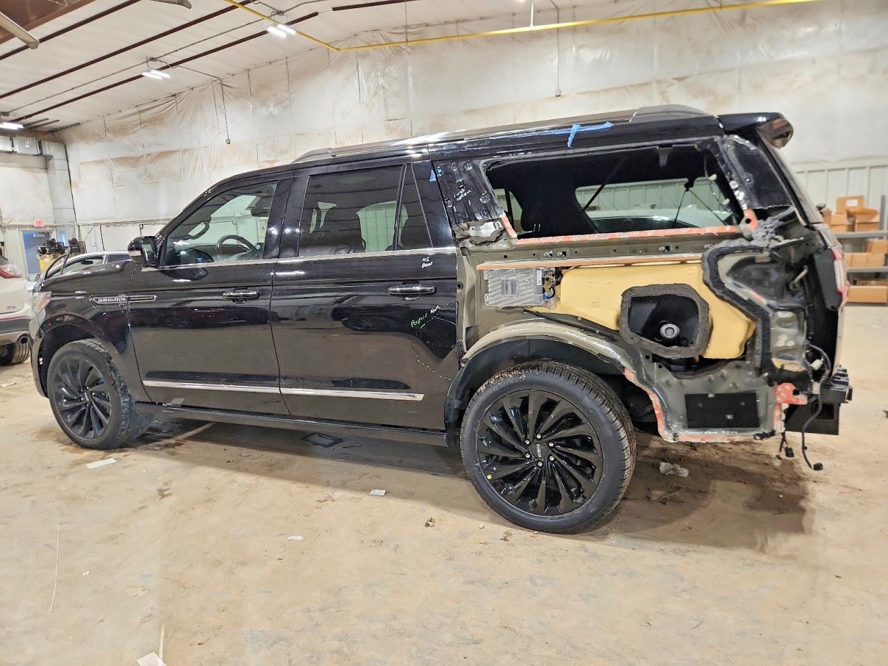 2020 LINCOLN NAVIGATOR L RESERVE photo 2