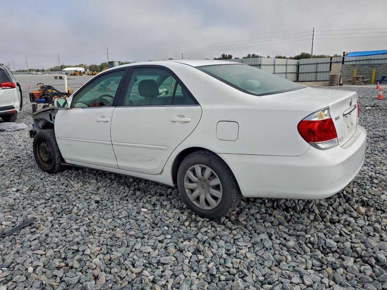 2005 TOYOTA CAMRY LE photo 2