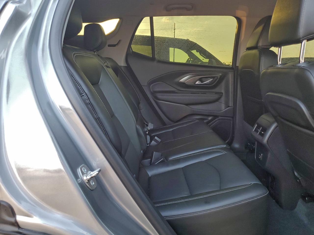 2024 GMC TERRAIN SLT photo 10