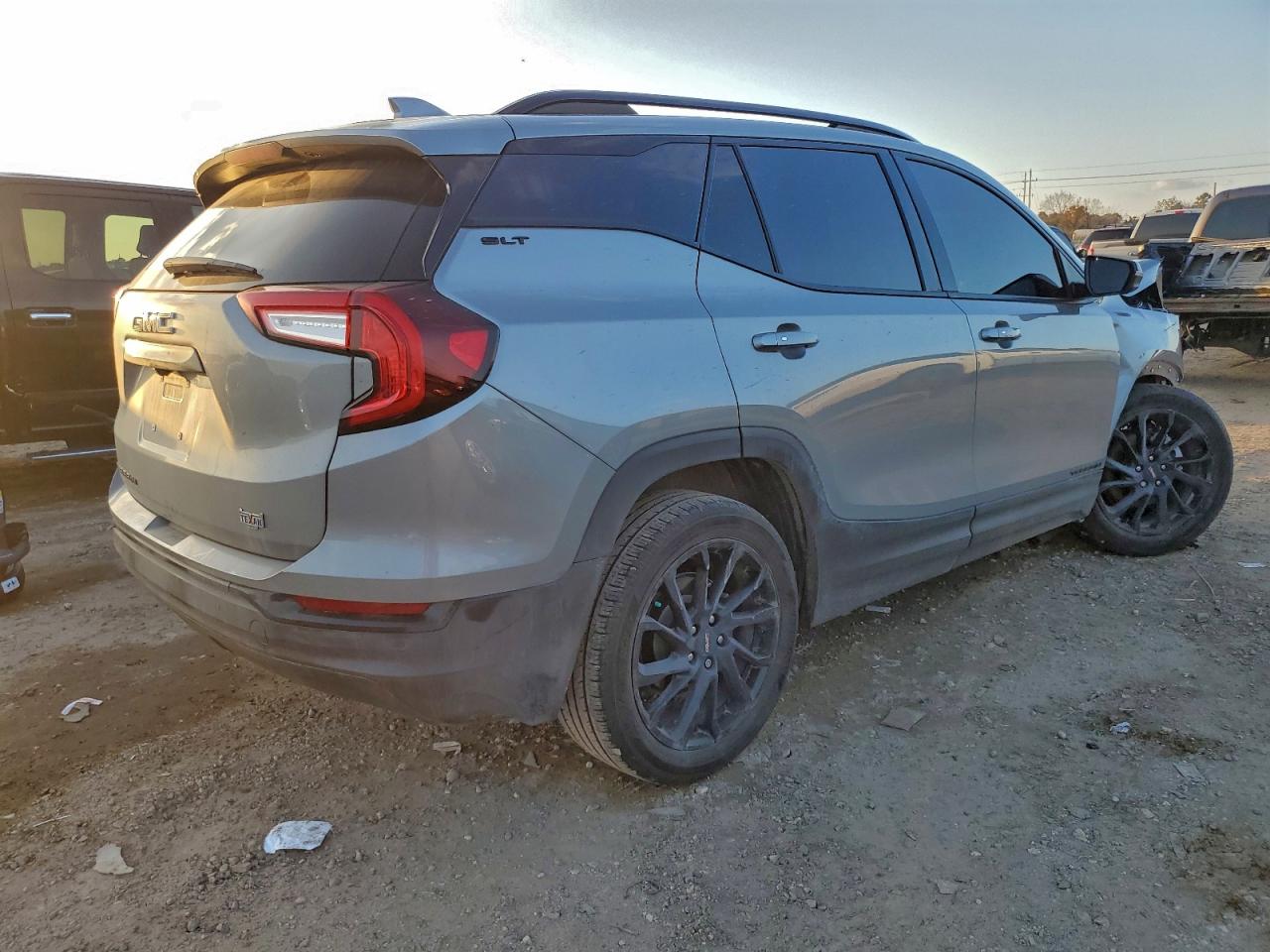 2024 GMC TERRAIN SLT photo 3