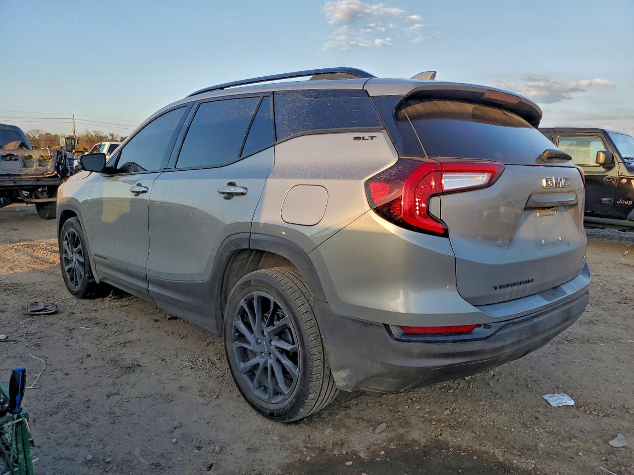 2024 GMC TERRAIN SLT photo 2