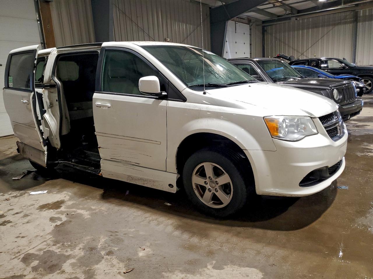2011 DODGE GRAND CARAVAN MAINSTREET photo 4