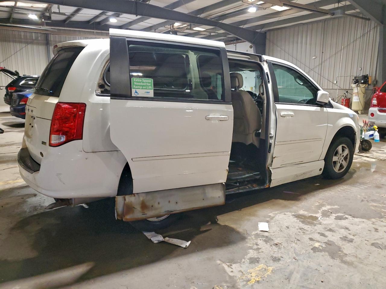 2011 DODGE GRAND CARAVAN MAINSTREET photo 3