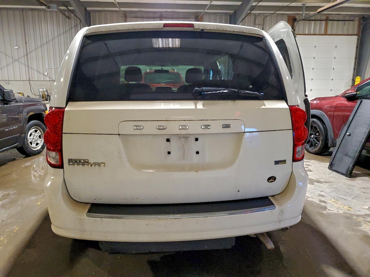 2011 DODGE GRAND CARAVAN MAINSTREET photo 6