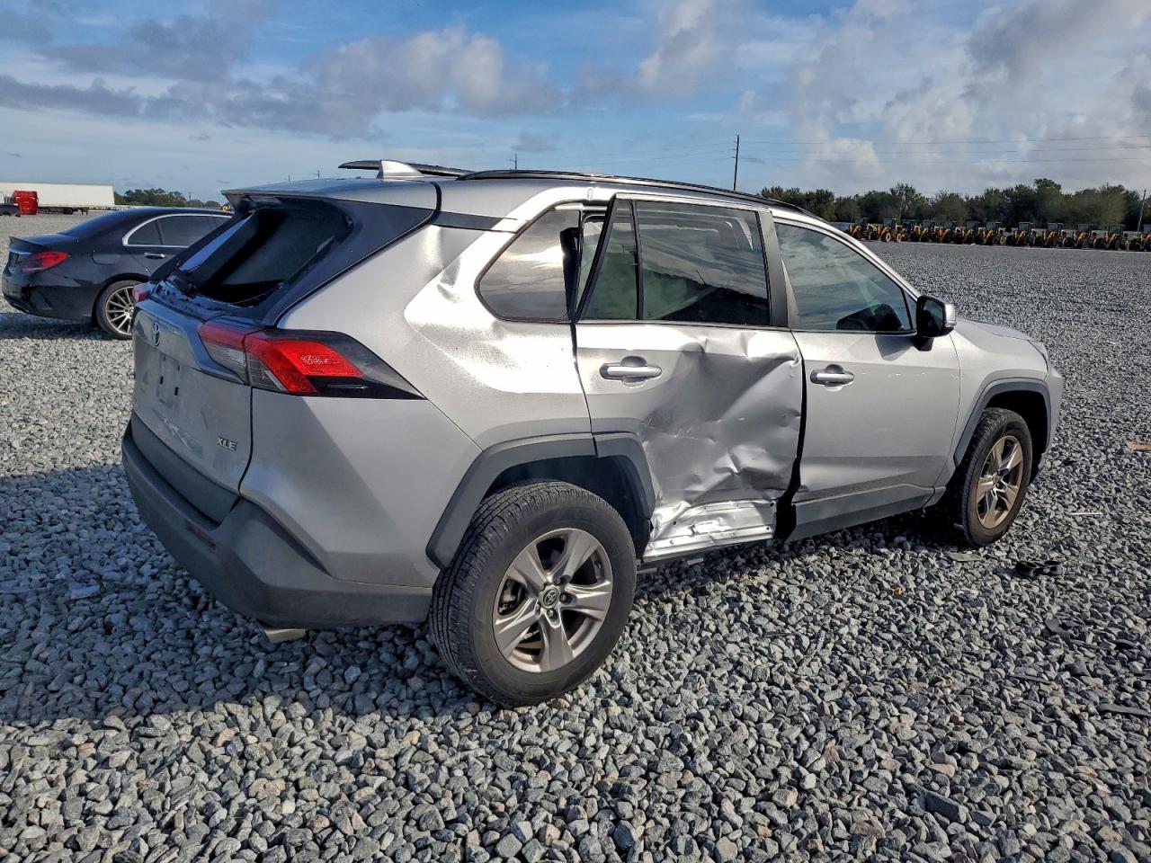 2022 TOYOTA RAV4 XLE photo 3