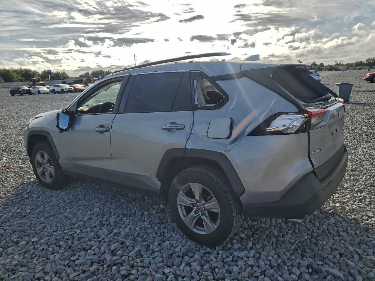 2022 TOYOTA RAV4 XLE photo 2