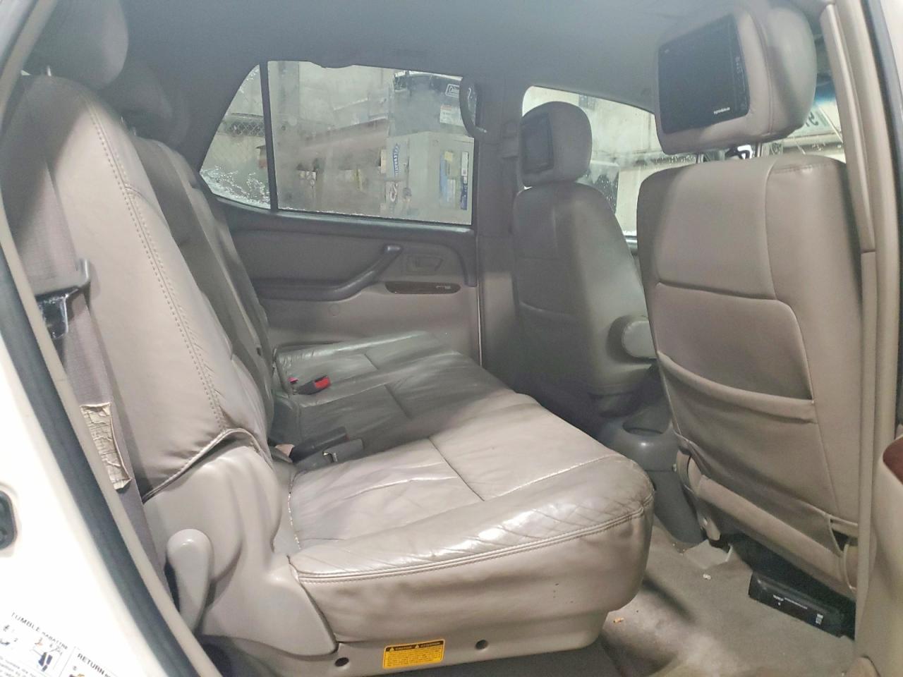 2004 TOYOTA SEQUOIA SR5 photo 11