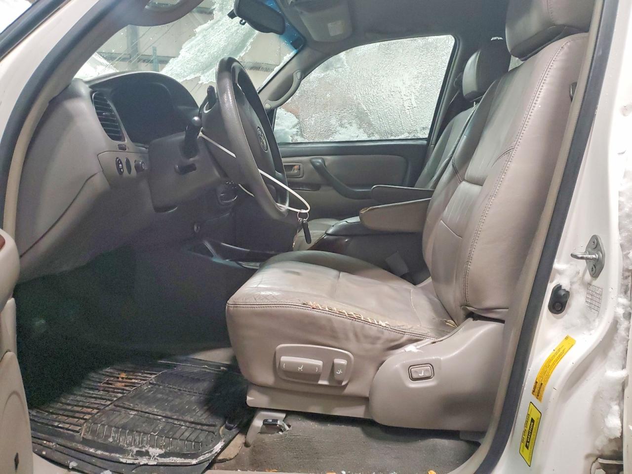 2004 TOYOTA SEQUOIA SR5 photo 7