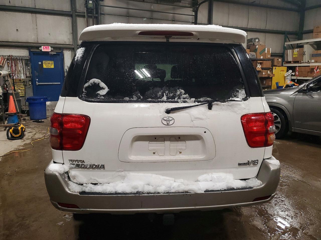 2004 TOYOTA SEQUOIA SR5 photo 6