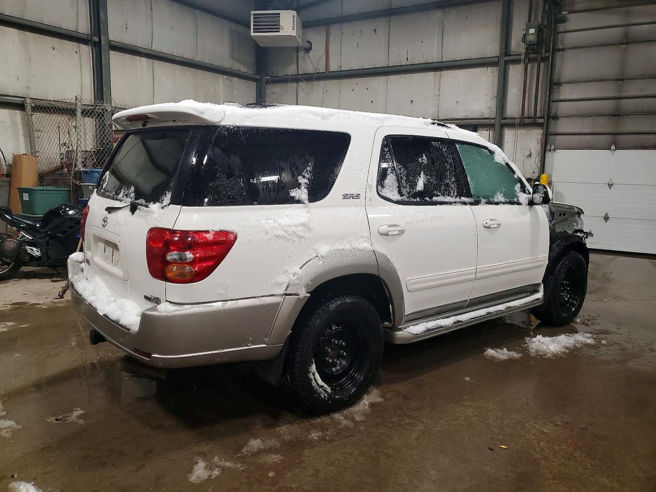 2004 TOYOTA SEQUOIA SR5 photo 3