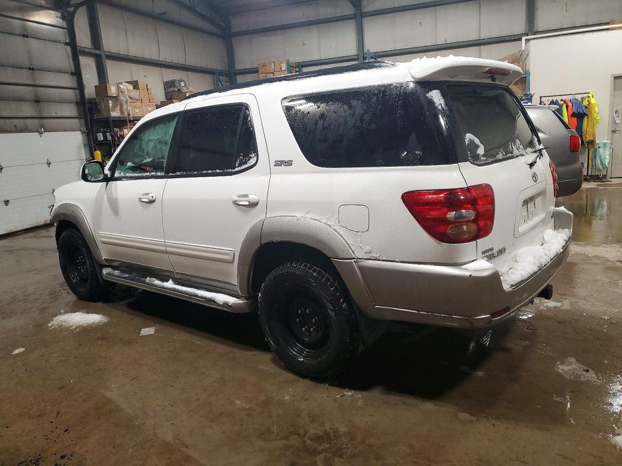 2004 TOYOTA SEQUOIA SR5 photo 2