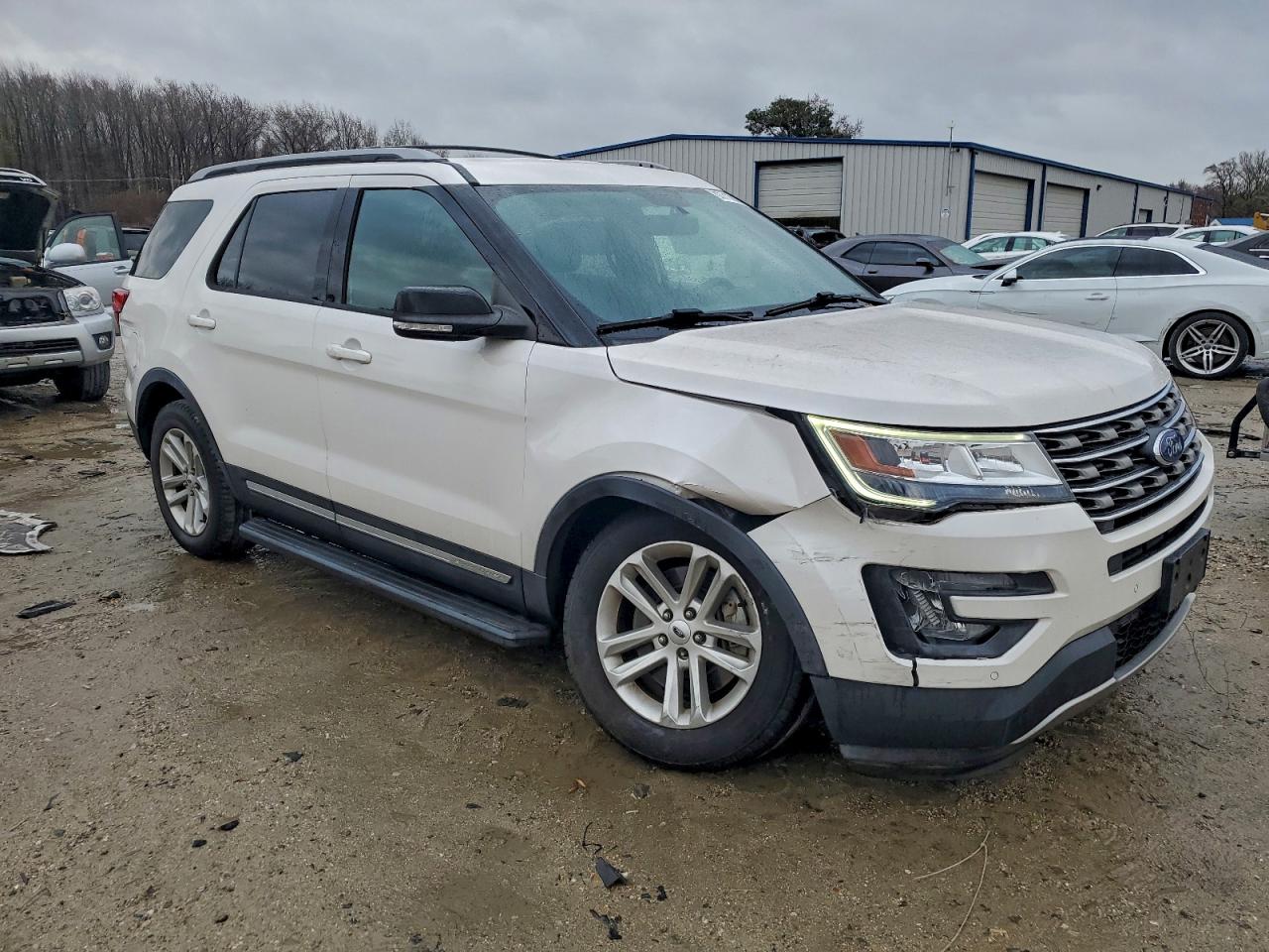 2017 FORD EXPLORER XLT photo 4