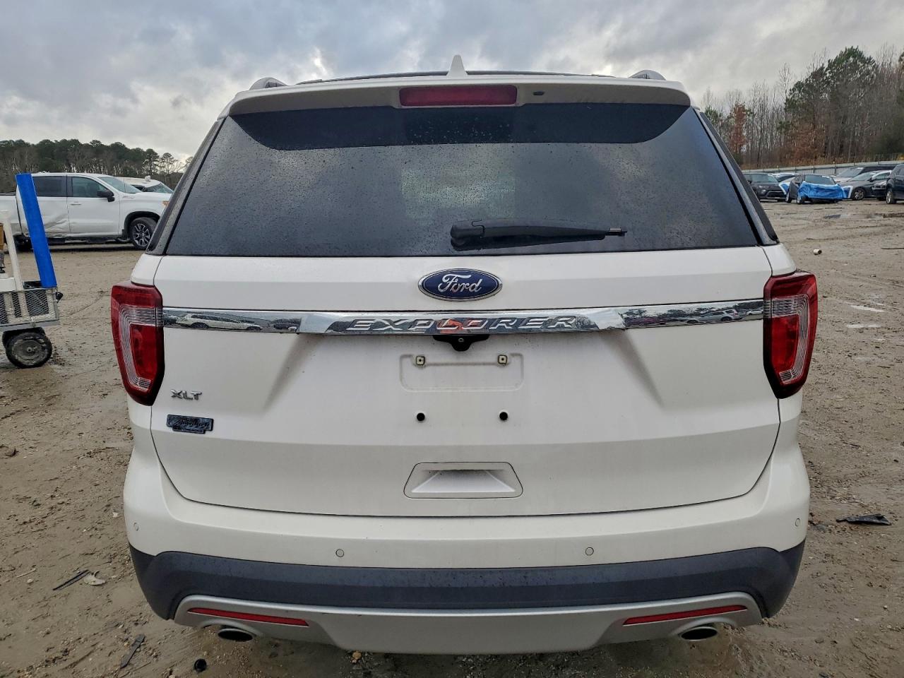 2017 FORD EXPLORER XLT photo 6