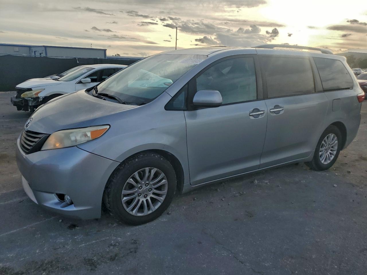 2015 TOYOTA SIENNA
