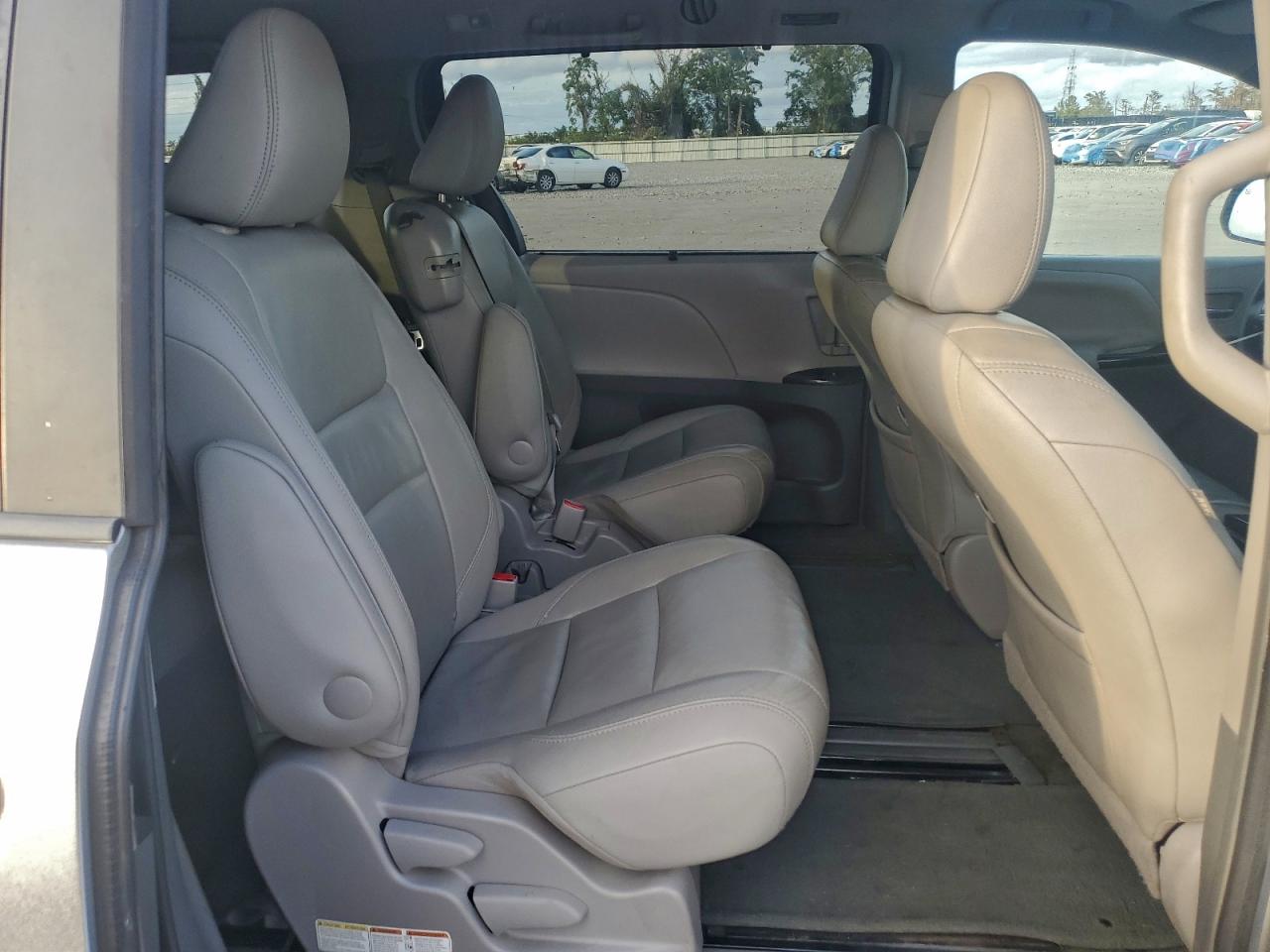 2015 TOYOTA SIENNA photo 11