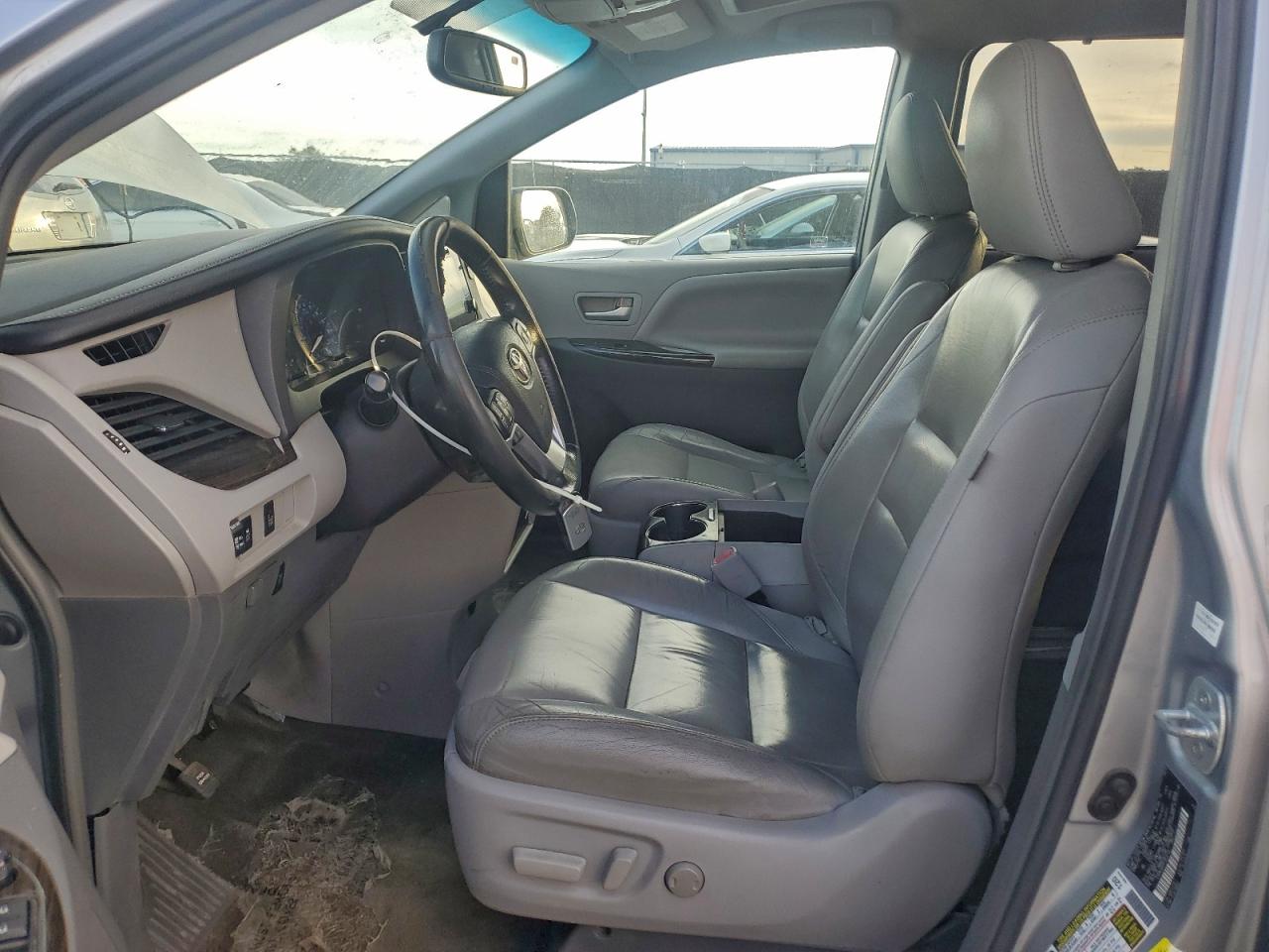 2015 TOYOTA SIENNA photo 7