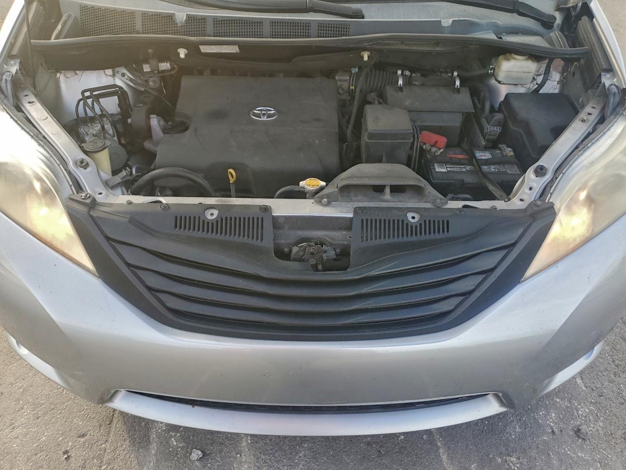 2015 TOYOTA SIENNA photo 12