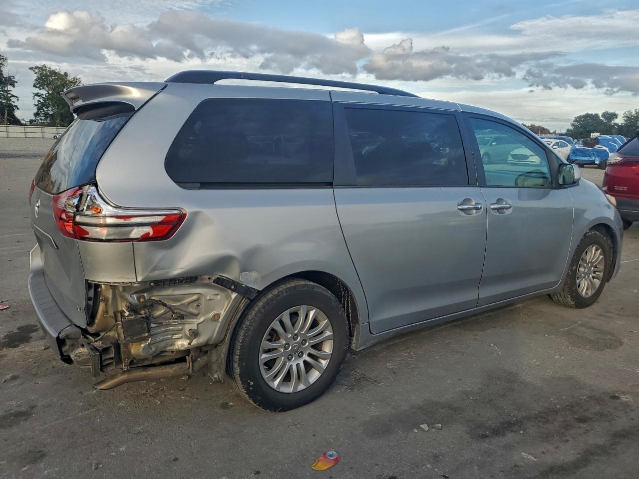 2015 TOYOTA SIENNA photo 3