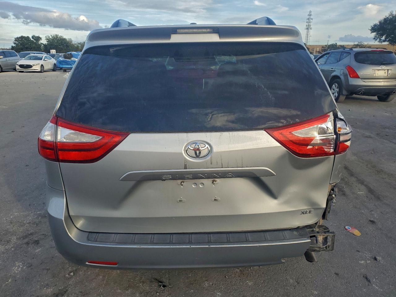 2015 TOYOTA SIENNA photo 6