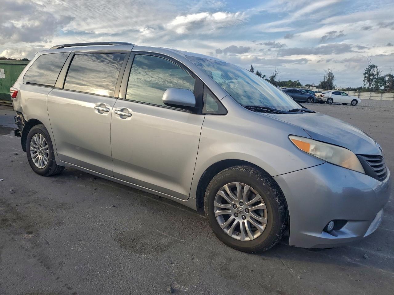 2015 TOYOTA SIENNA photo 4
