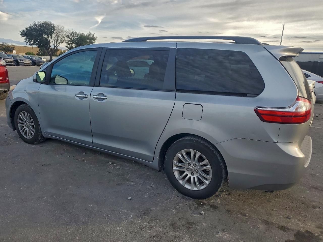 2015 TOYOTA SIENNA photo 2