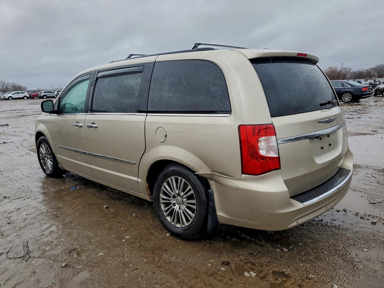 2013 CHRYSLER TOWN & COUNTRY TOURING L photo 3