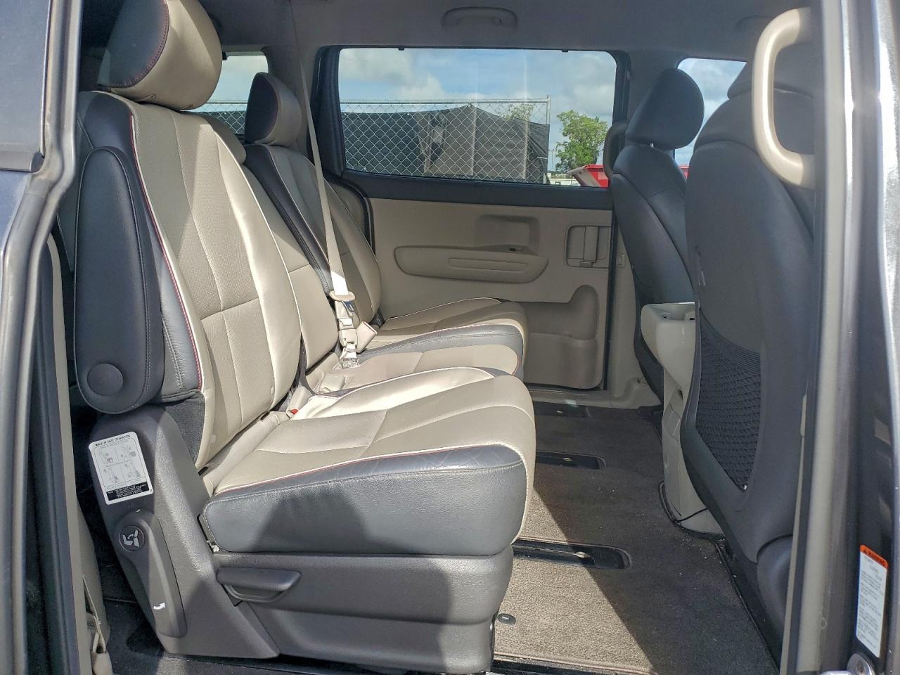 2017 KIA SEDONA LX photo 11